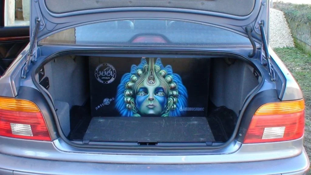 Airbrushing Closed Subwoofer Box for BMW E39